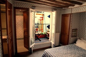 In-room safe, soundproofing, free WiFi, bed sheets - Hôtel du Lys (Paris)