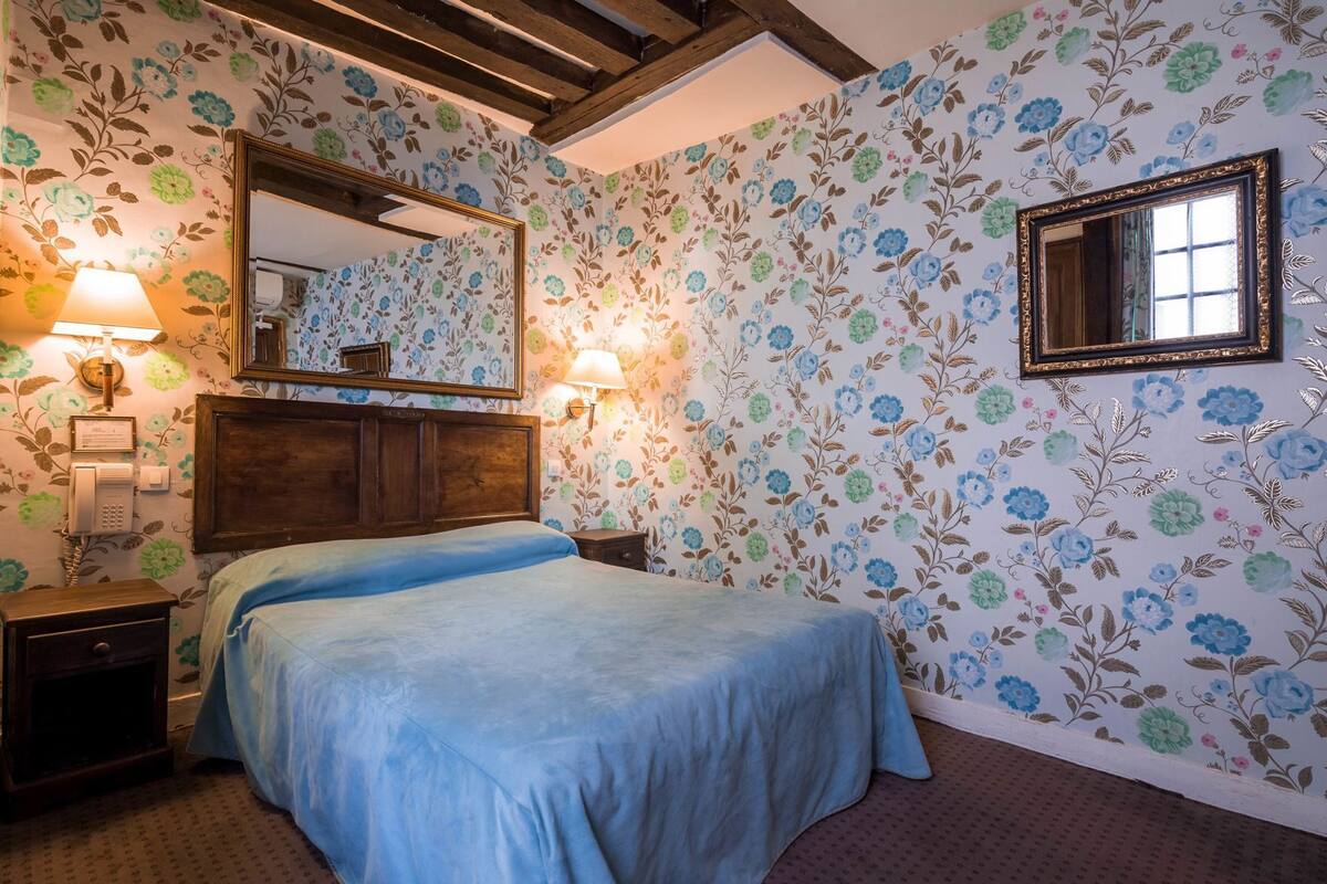 In-room safe, soundproofing, free WiFi, bed sheets