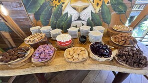 朝食 (ビュッフェ)、毎日提供 (無料)