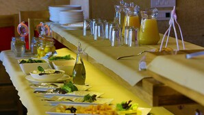 Una mesa de buffet con diferentes alimentos y salsas.