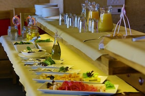 Una mesa de buffet con diferentes alimentos y salsas.