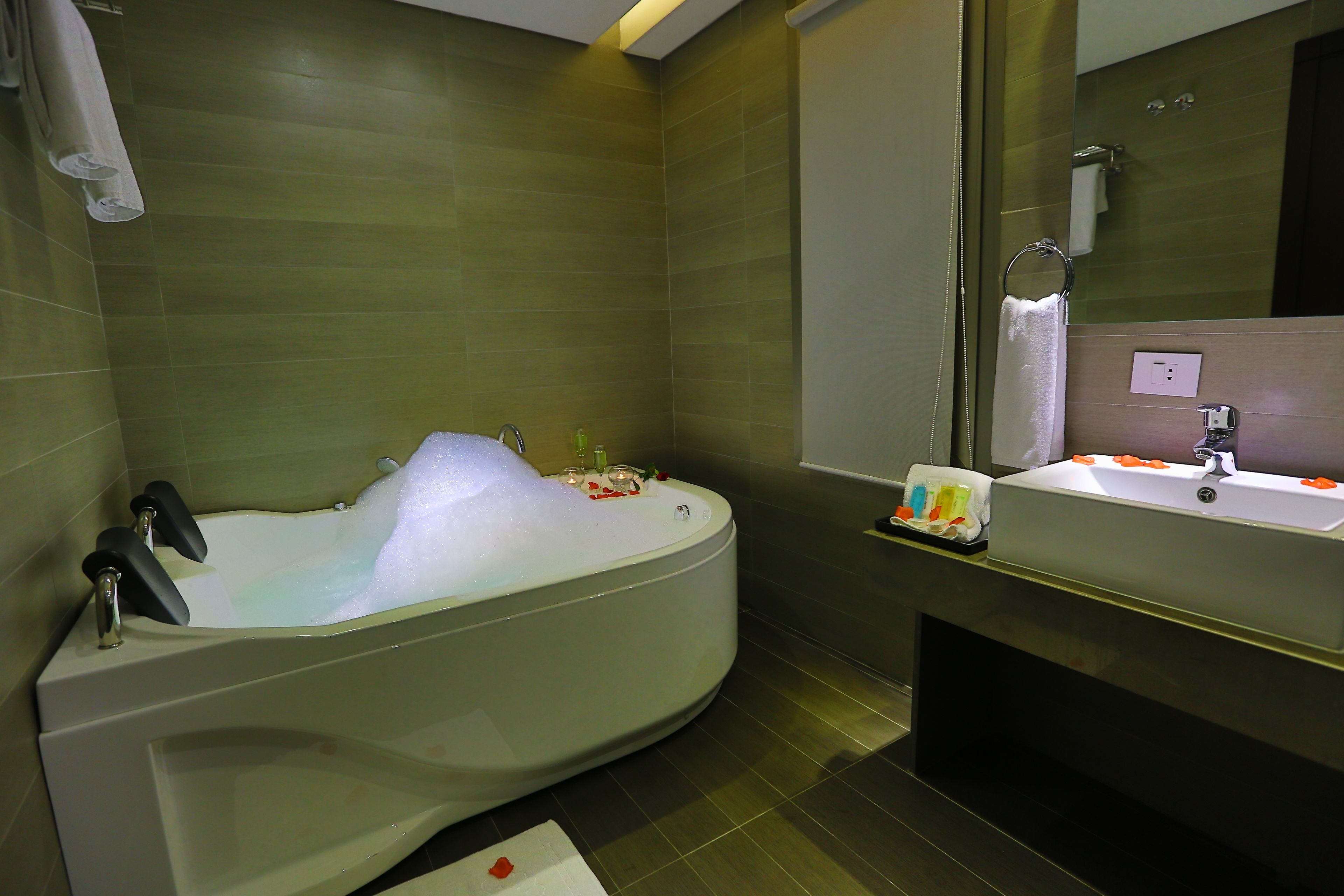 shower, rainfall showerhead, free toiletries, hair dryer