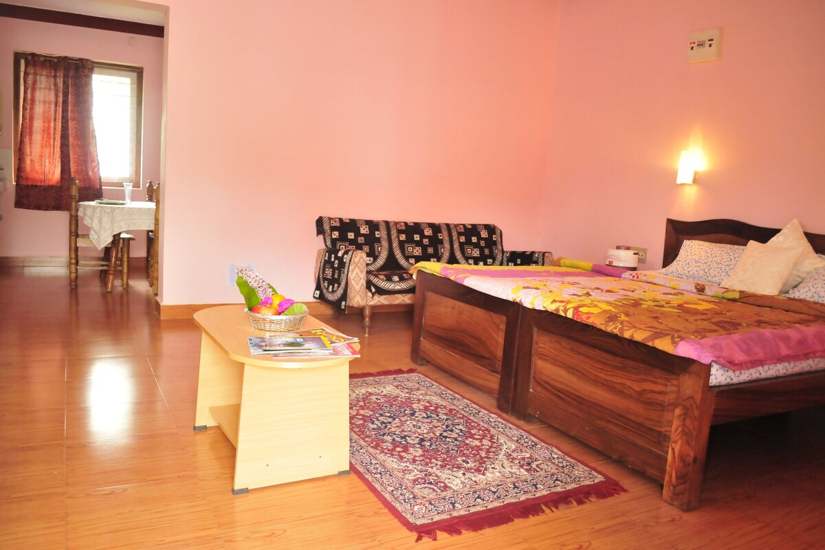Chambre Deluxe (Non A/C) | Décoration personnalisée, ameublement personnalisé, bureau
