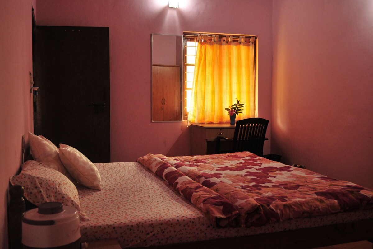 Chambre Double Économique (NON A/C) | Décoration personnalisée, ameublement personnalisé, bureau