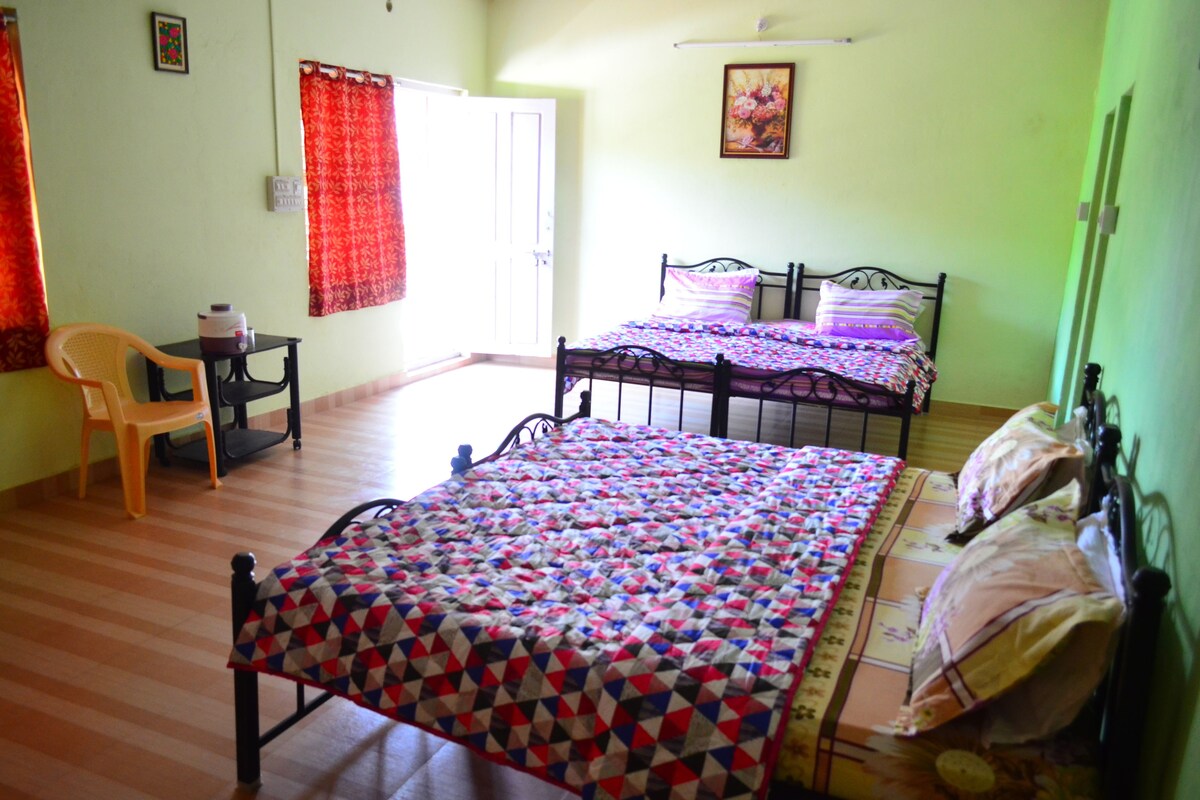 Chambre Familiale (Non A/C) | Décoration personnalisée, ameublement personnalisé, bureau