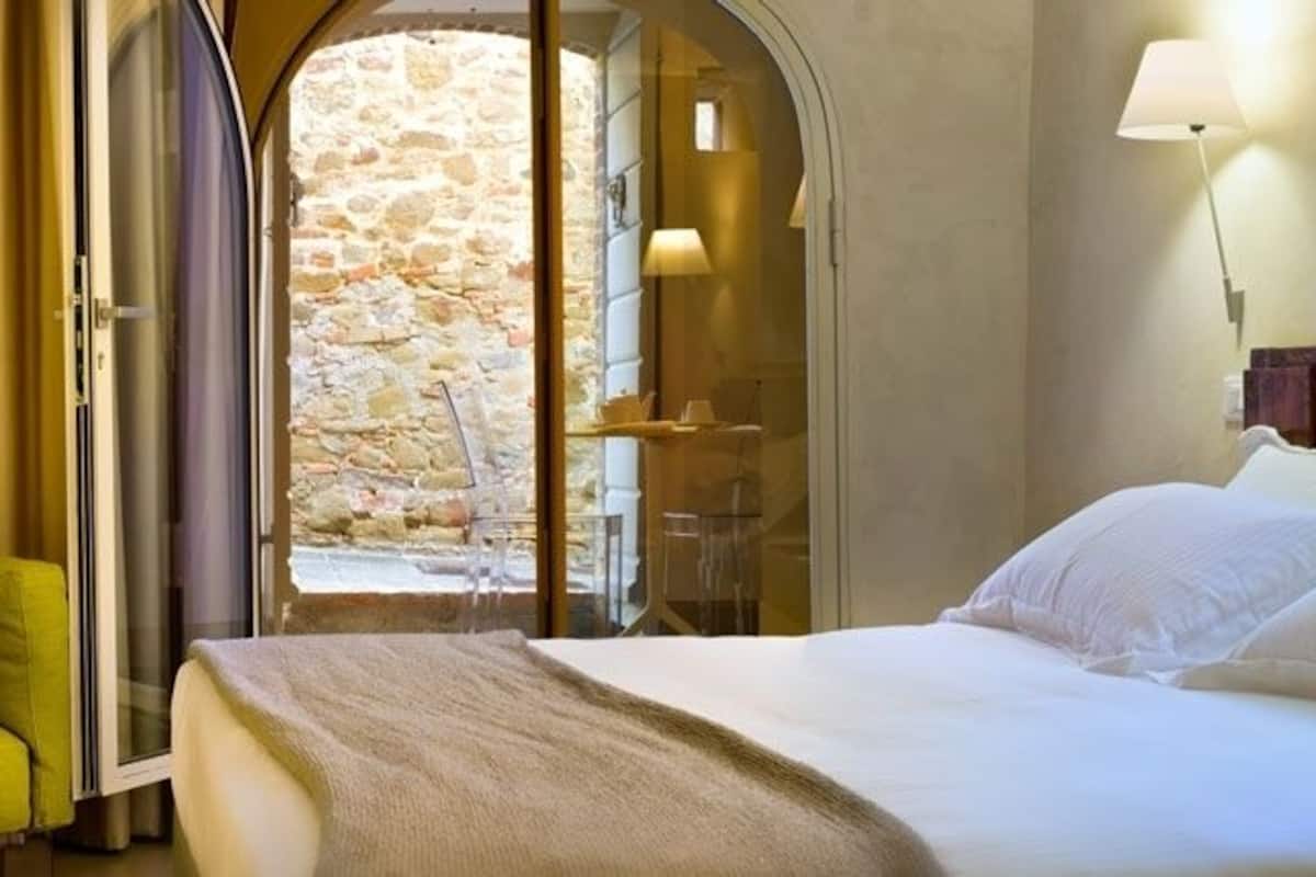 Deluxe tweepersoonskamer | Luxe beddengoed, donzen dekbedden, een minibar, een kluis op de kamer