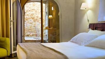 Kahden hengen deluxe-huone | Ylelliset vuodevaatteet, untuvapeitot, minibaari, tallelokero huoneessa