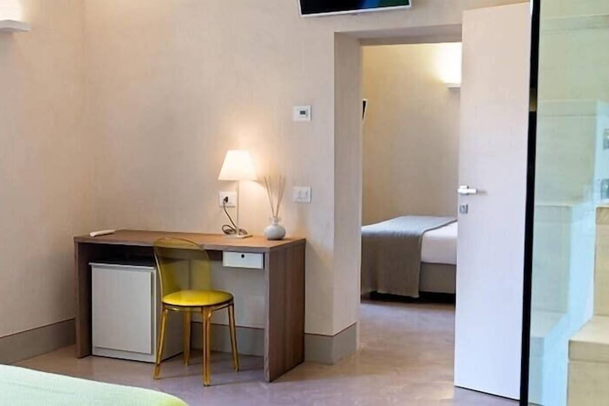Habitación familiar | Ropa de cama de alta calidad, edredón y minibar 