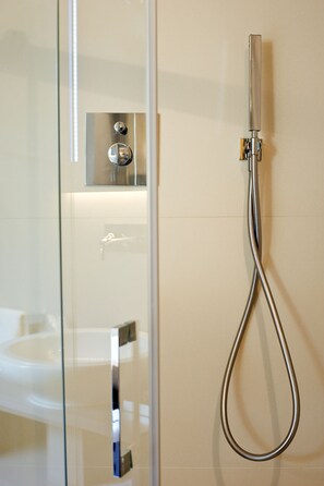 Habitación estándar con 1 cama doble o 2 individuales | Baño | Cabezal de ducha tipo lluvia y artículos de higiene personal gratuitos