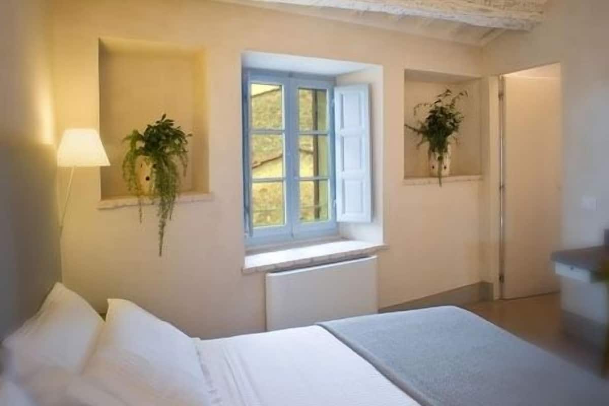 Habitación estándar con 1 cama matrimonial o 2 individuales | Ropa de cama de alta calidad, edredón y minibar 
