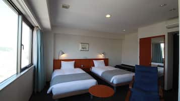 Habitación Deluxe con 2 camas individuales | Escritorio, espacio para trabajar con laptop y cortinas blackout