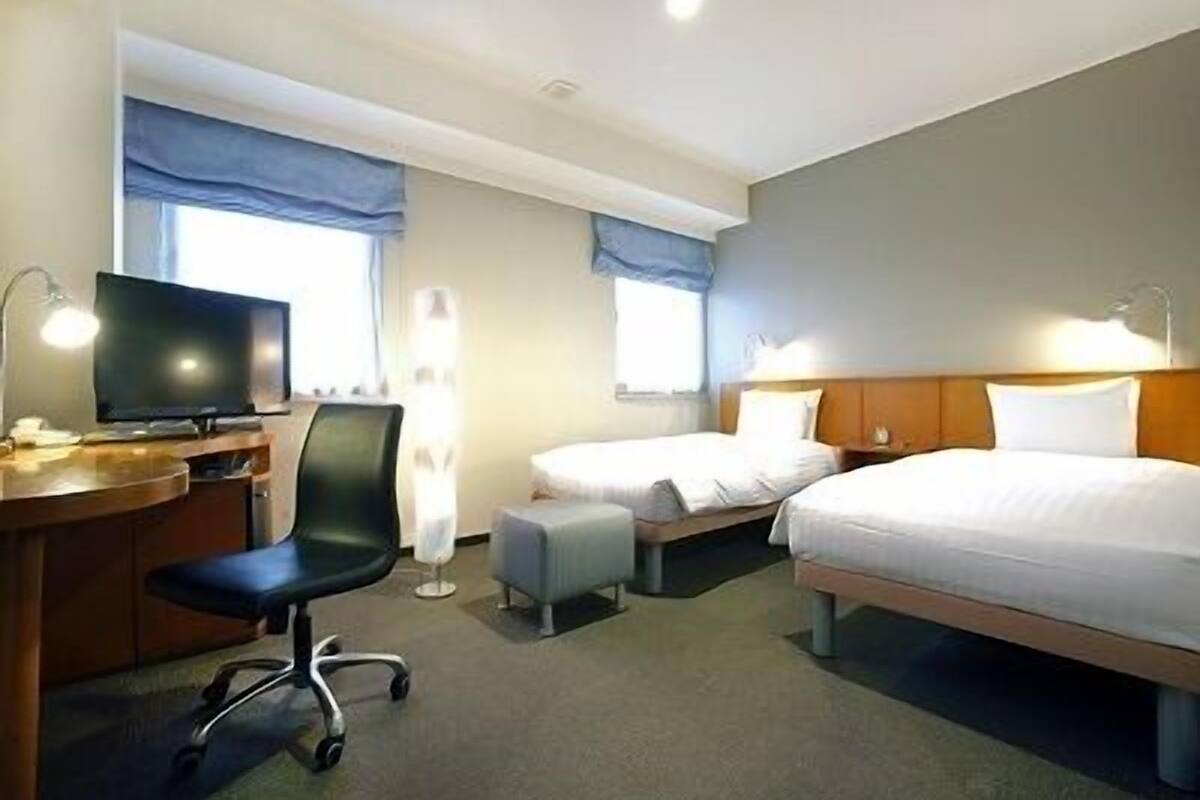 standard twin room | desk, laptop workspace, blackout curtains, iron/ironing board