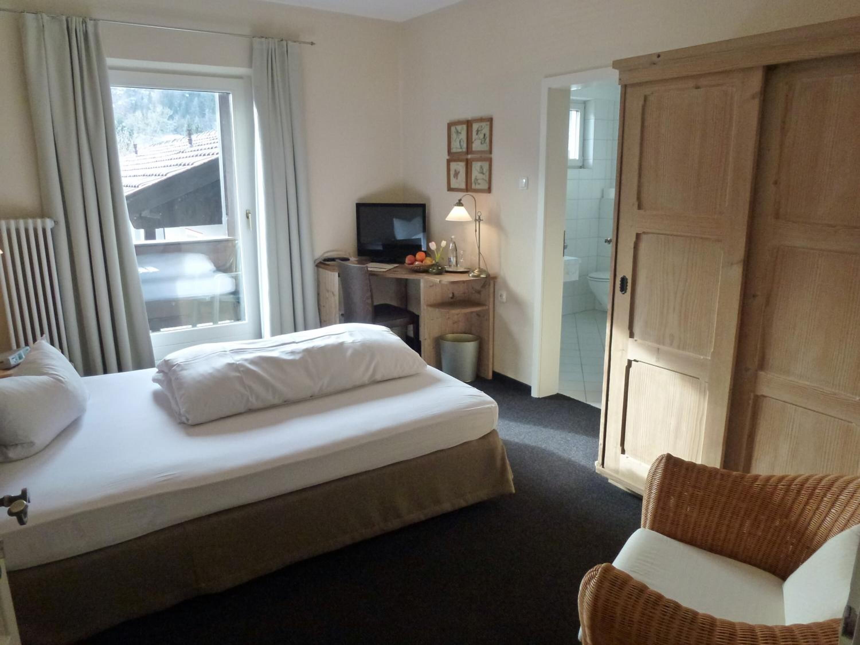 cots/infant beds, rollaway beds, free wifi