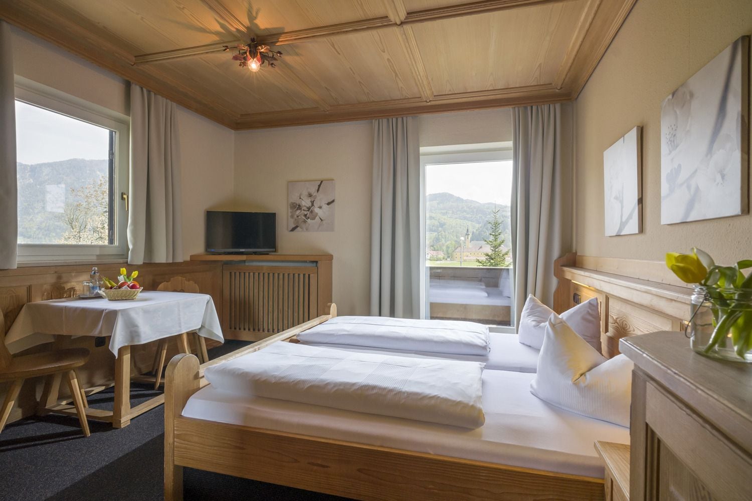 cots/infant beds, rollaway beds, free wifi