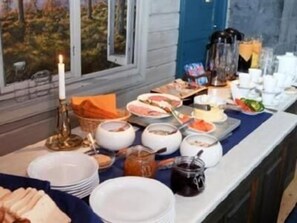 Buffet breakfast for a fee - Lappeasuando Lodge (Gällivare)