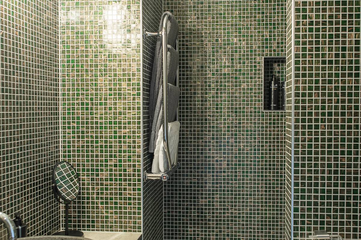 standard double room, 2 single beds | bathroom | shower, free toiletries, hair dryer, bathrobes