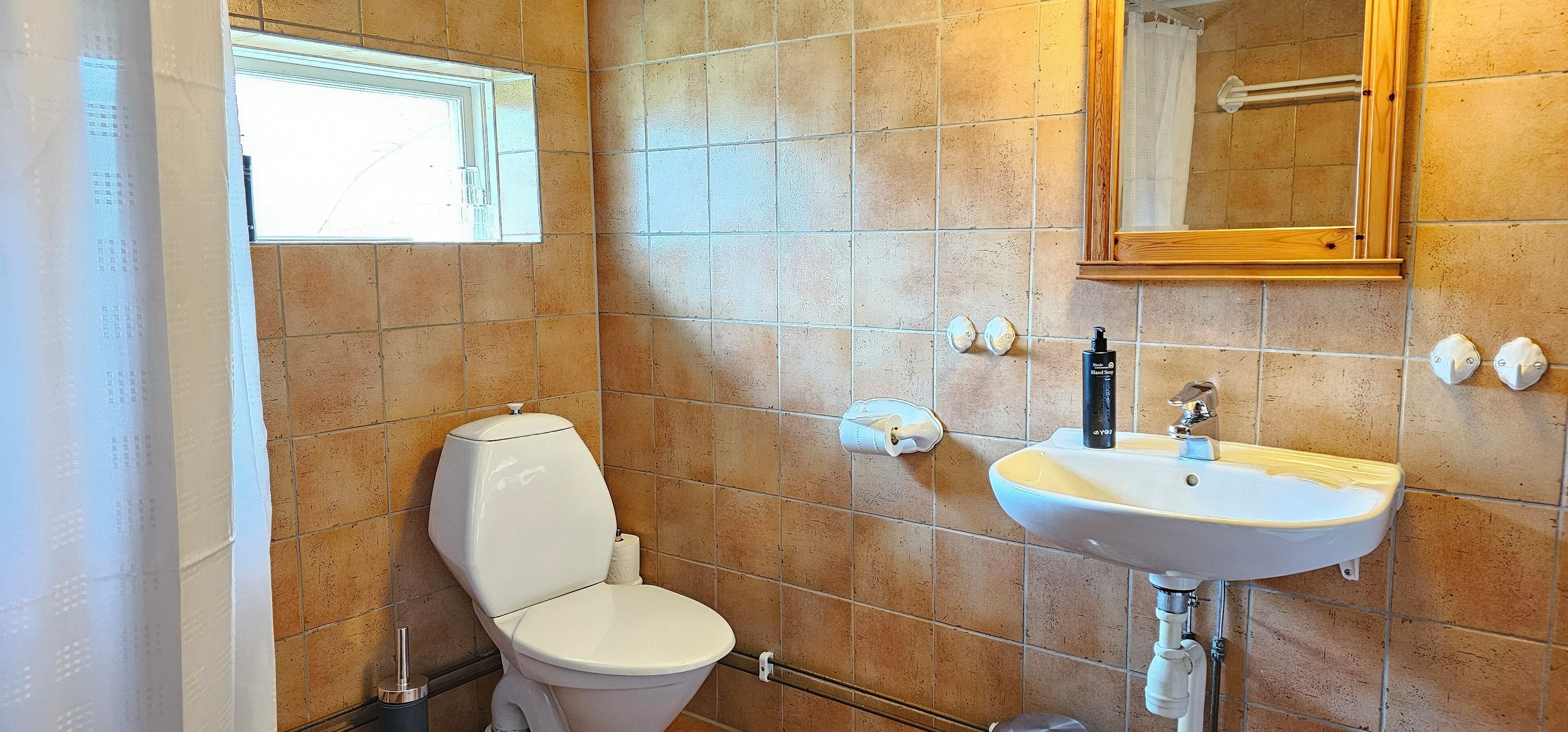 basic cabin | bathroom | shower, free toiletries, hair dryer, bathrobes