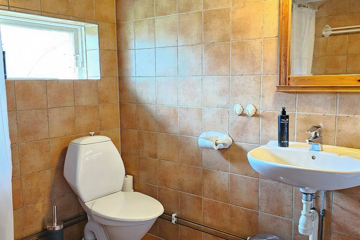 basic cabin | bathroom | shower, free toiletries, hair dryer, bathrobes