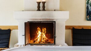 A spa area with a hot tub and a fireplace. - Brösarps Gästgifveri & SPA (Brosarp)