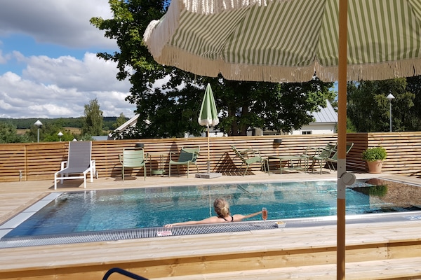 Salas de tratamiento para parejas, un sauna, una bañera de hidromasaje