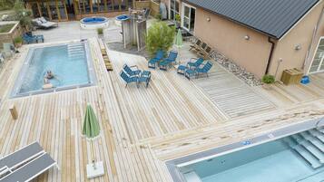 Behandlingsrum för par, bastu, bubbelpool och Ängbastu