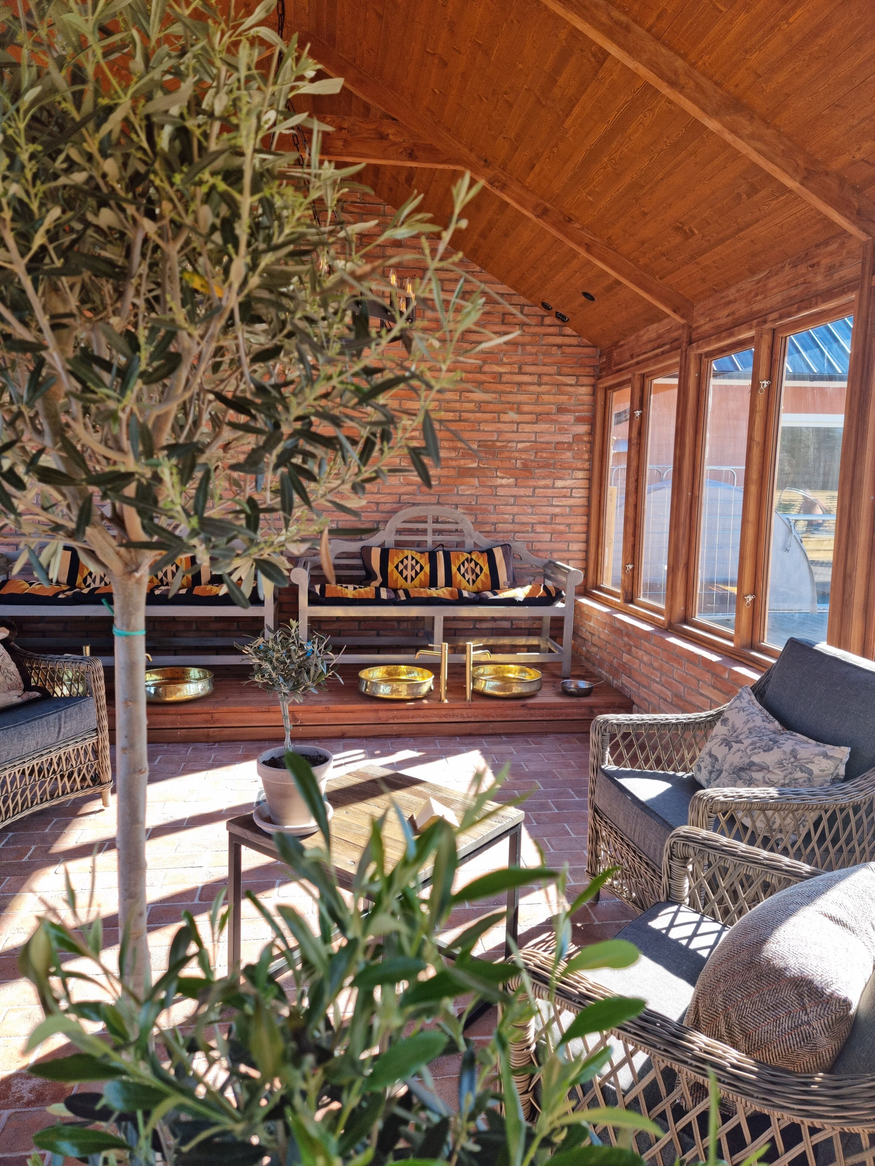 Couples treatment rooms, sauna, hot tub, steam room, hot springs