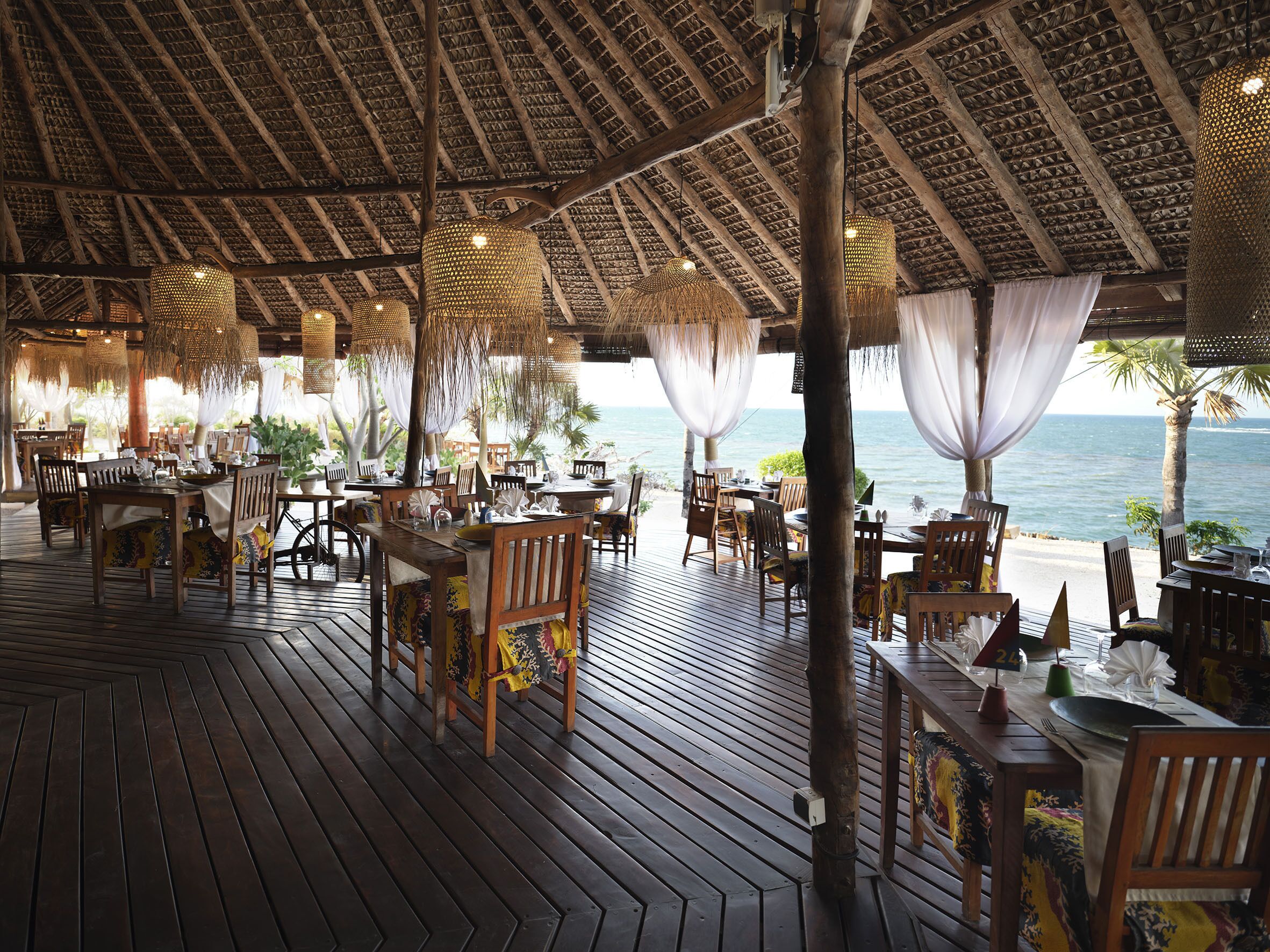 Breakfast, lunch, dinner served; beach views 