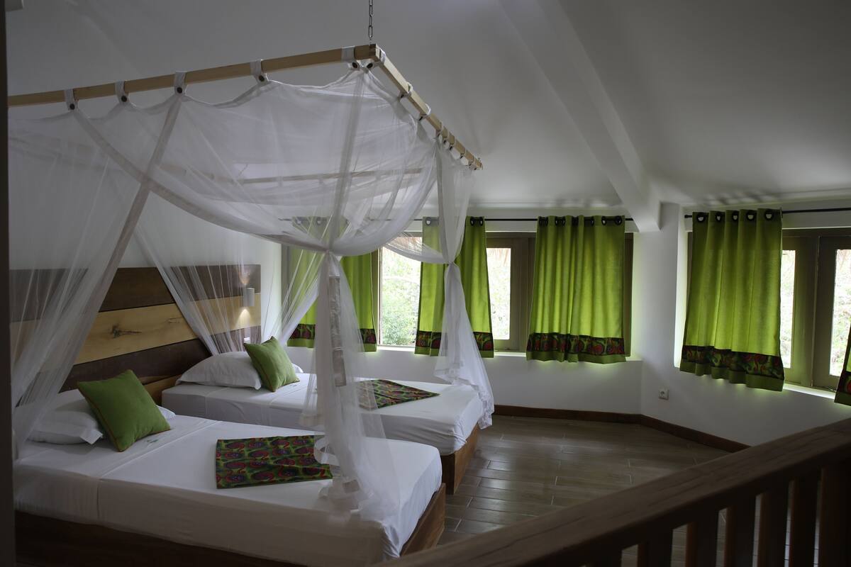Premium bedding, in-room safe, desk, bed sheets