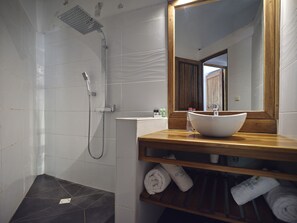 Family Villa (Pool) | Bathroom - Antsanitia Resort (Mahajanga)