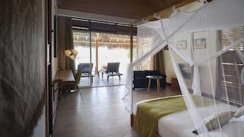 Suite – junior (Pool) | Sengetøy av topp kvalitet, safe på rommet, skrivebord og sengetøy