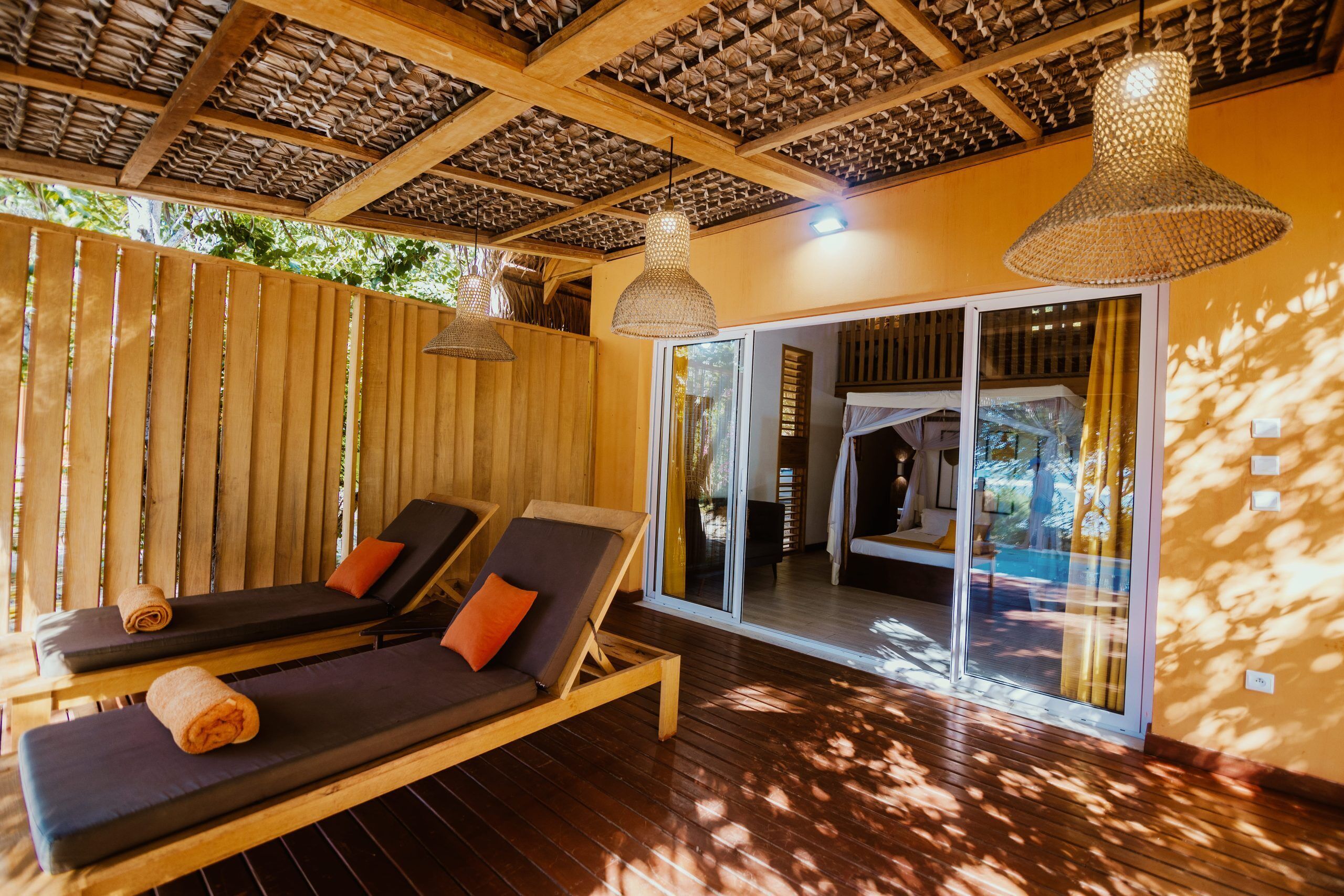 Junior suite (Pool) | Luxe beddengoed, een kluis op de kamer, een bureau, beddengoed