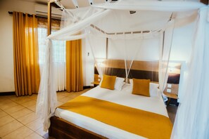 Familierom | Sengetøy av topp kvalitet, safe på rommet, skrivebord og sengetøy