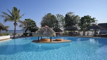 Piscine extérieure, parasols de plage, chaises longues