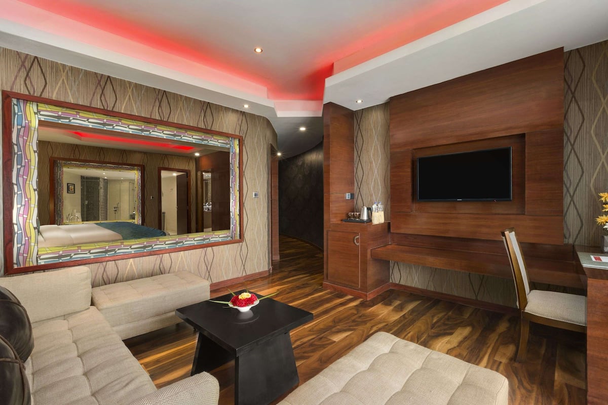 Royal Suite, 1 King Bed, Non Smoking, Lake View