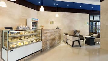 3 restaurants, spécialités Cuisine locale et internationale