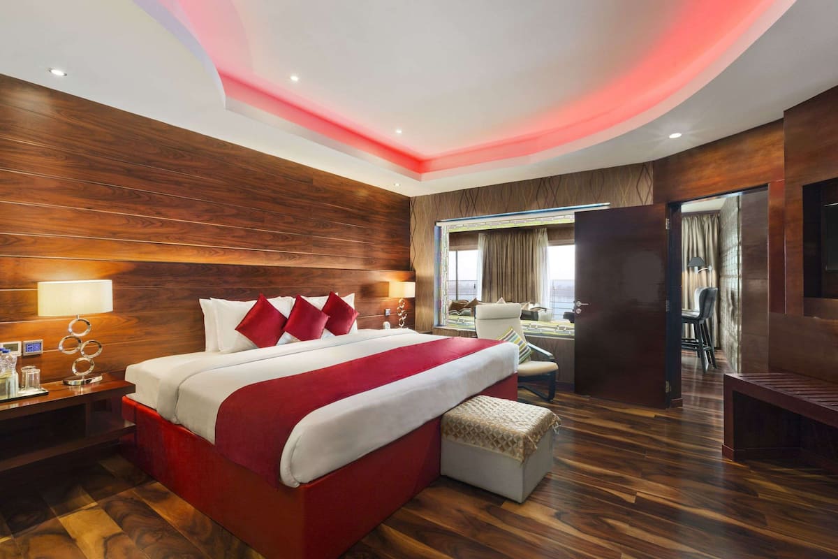 Presidential Suite, 1 King Bed, Non Smoking, Lake View