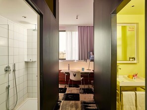 Camera, 1 letto queen (Large Mama Double) | Bagno | Doccia, articoli per l'igiene personale ecosostenibili, asciugacapelli