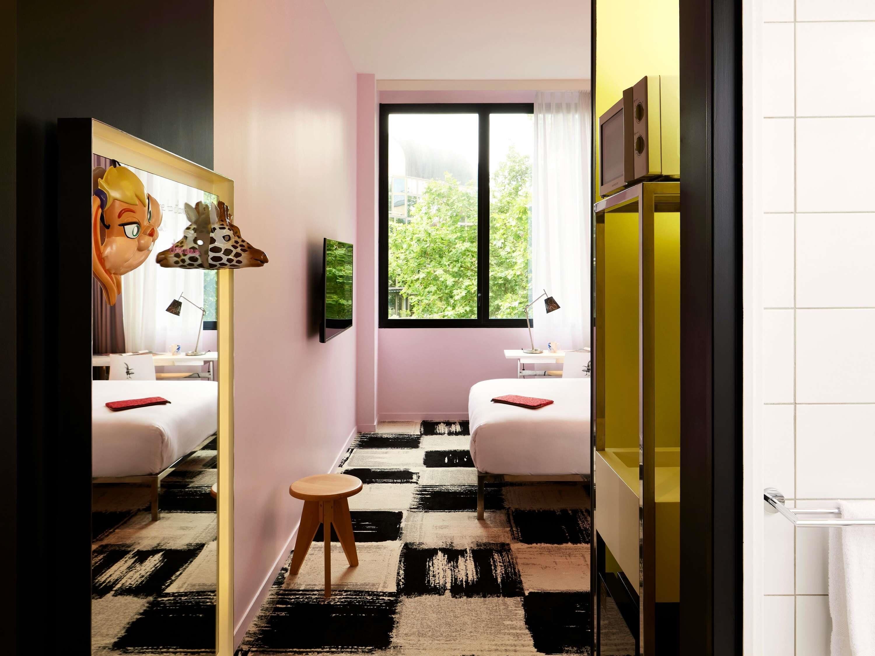 Chambre, 1 grand lit | Coffres-forts dans les chambres, décoration personnalisée