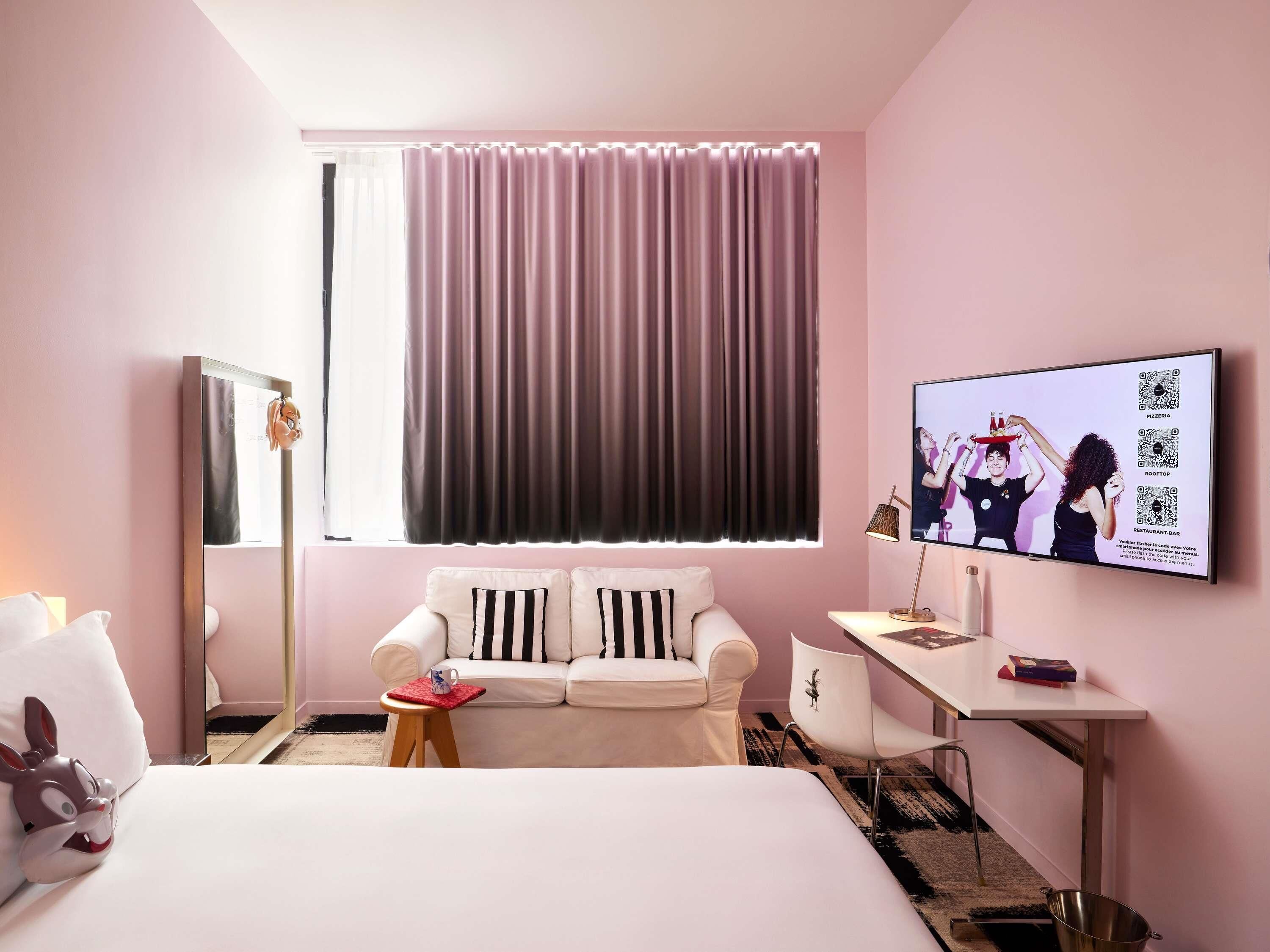 Rom, 1 queensize-seng (Large Mama Double) | Safe på rommet, individuelt dekorert, individuelt innredet og skrivebord