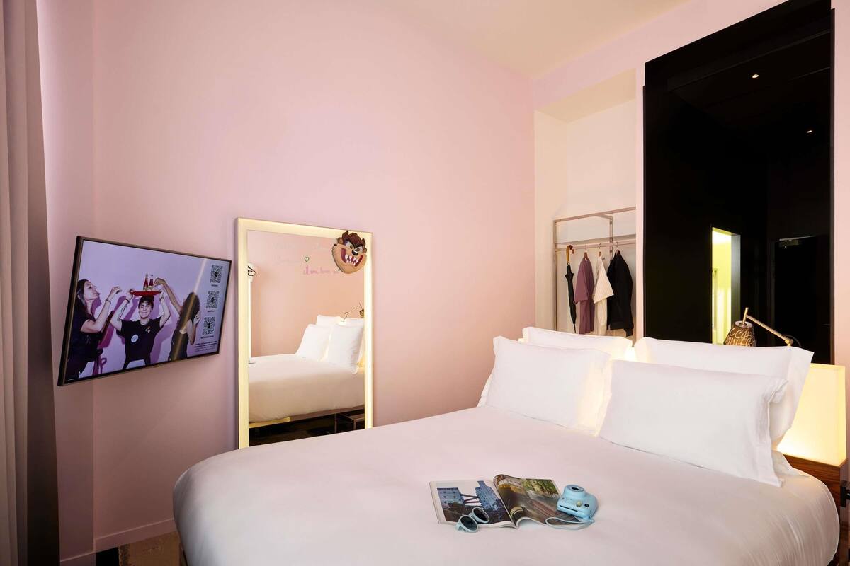 Kamer, 1 queensize bed (Large Mama Double) | Een kluis op de kamer, een bureau, geluiddichte muren, gratis wifi
