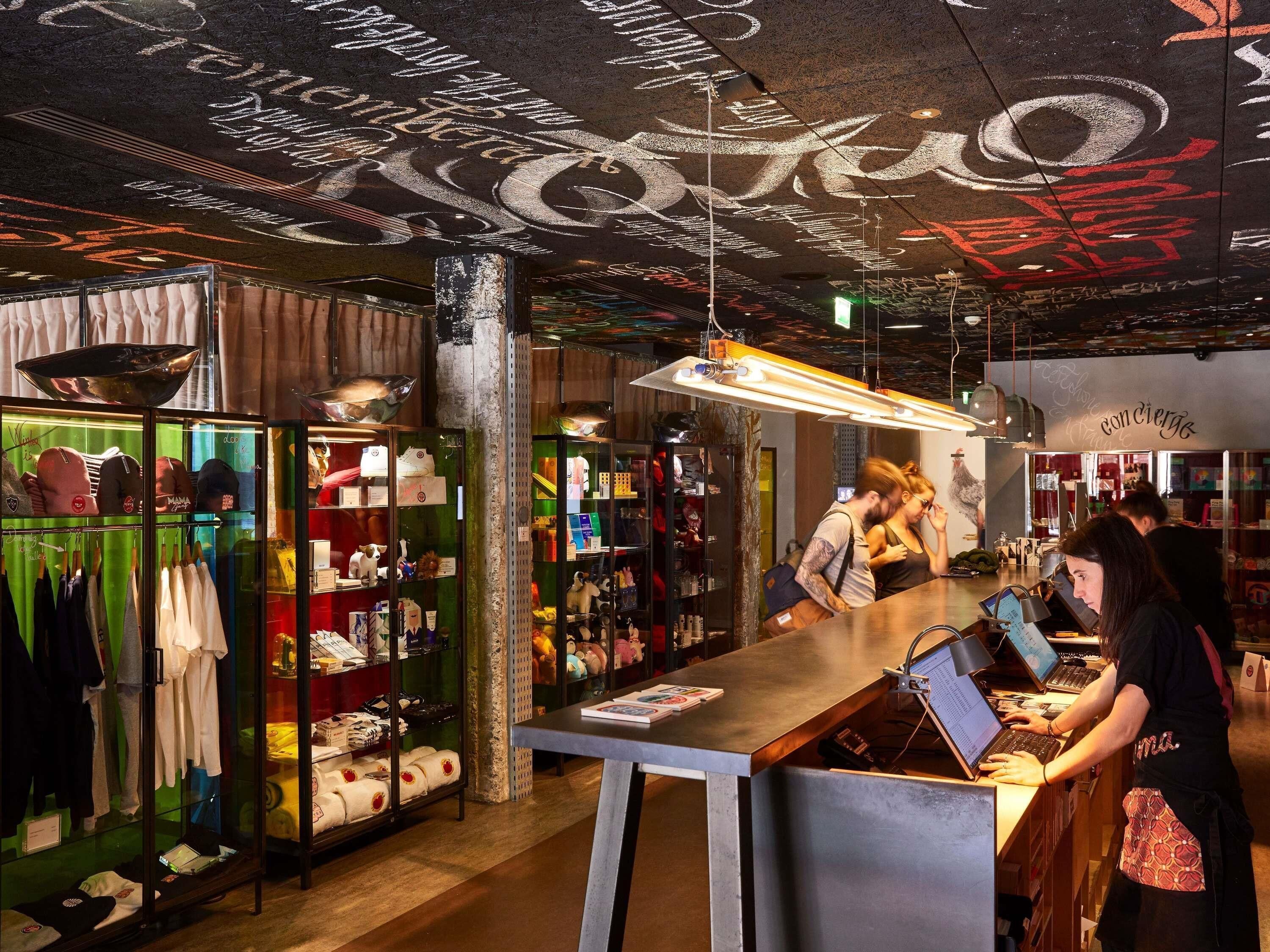 Un intérieur moderne avec un comptoir, des vitrines et un plafond orné de graffitis.
