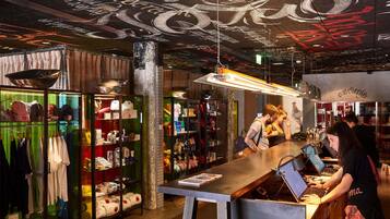 Un intérieur moderne avec un comptoir, des vitrines et un plafond orné de graffitis.