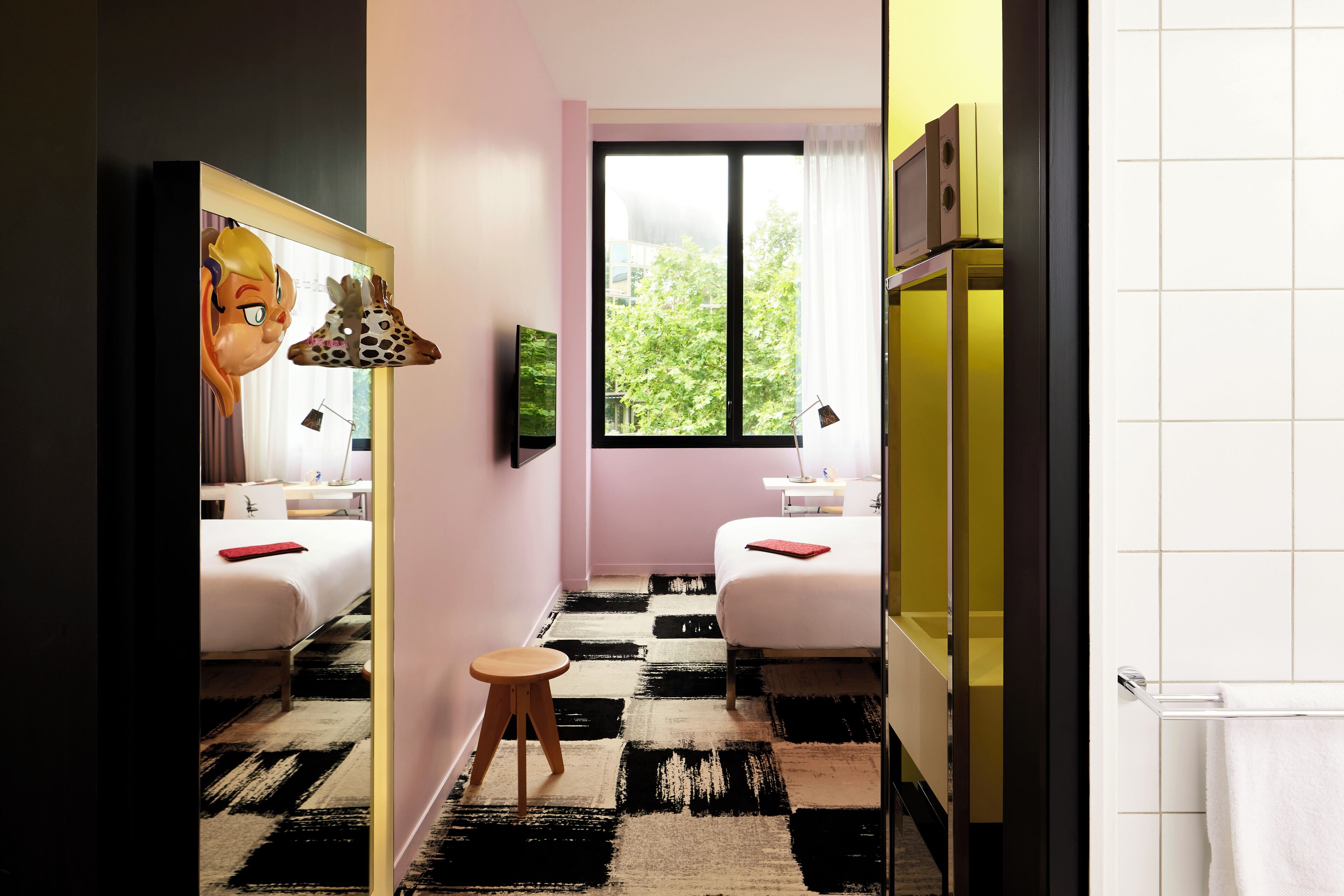 Rom, 1 queensize-seng, tilgjengelighetstilpasset | Safe på rommet, individuelt dekorert, individuelt innredet og skrivebord