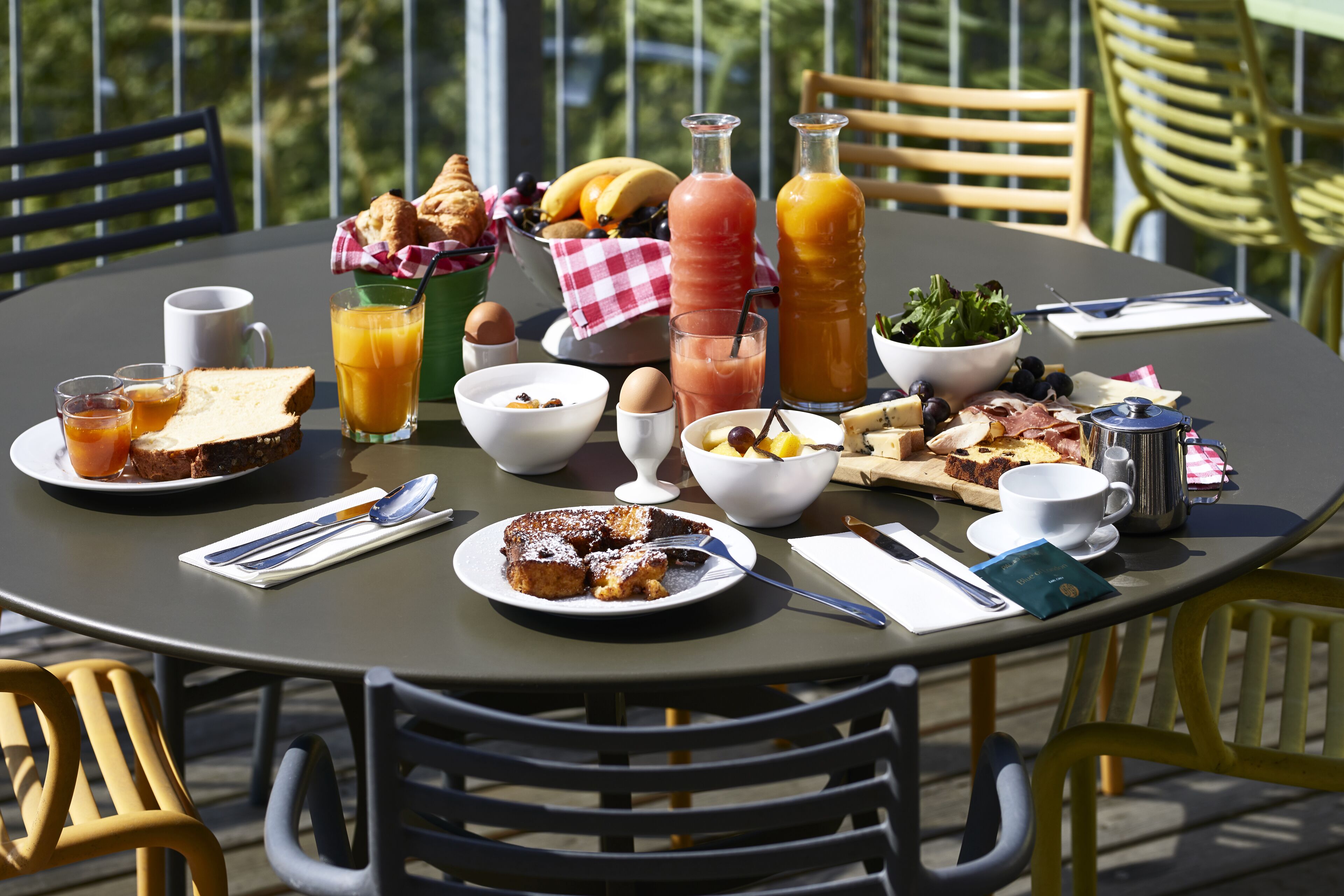 daily buffet breakfast (eur 21 per person)