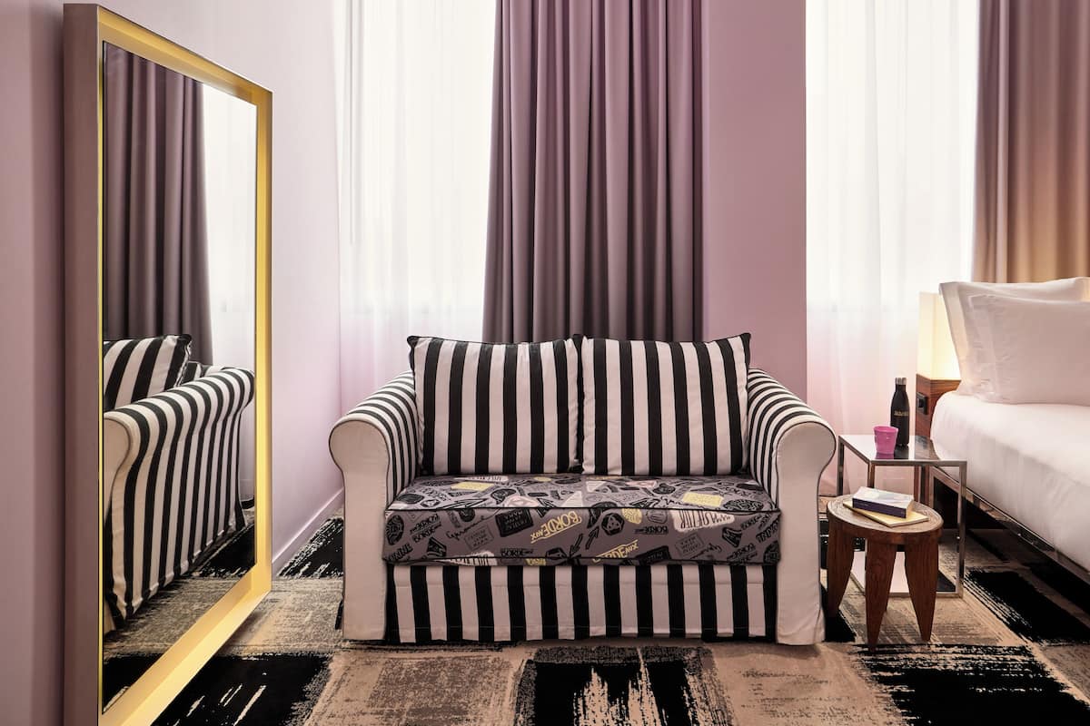 Zimmer, 1 Doppelbett und Schlafsofa (XL Mama Triple)