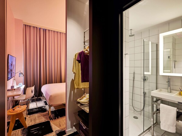 Kamer, 1 queensize bed (Medium Mama Double) | Badkamer | Een douche,  milieuvriendelijk toiletgerief, een haardroger, handdoeken