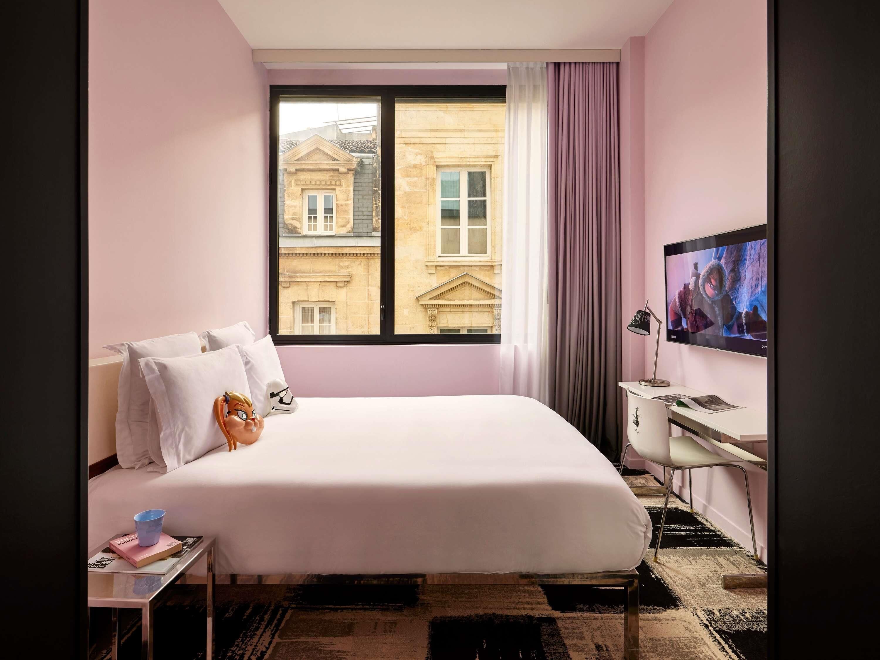 Rom, 1 queensize-seng (Medium Mama Double) | Safe på rommet, individuelt dekorert, individuelt innredet og skrivebord