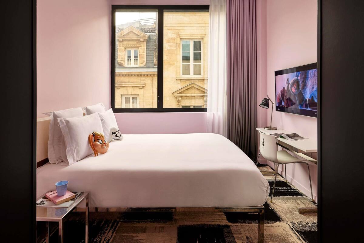 Kamer, 1 queensize bed (Medium Mama Double) | Een kluis op de kamer, een bureau, geluiddichte muren, gratis wifi