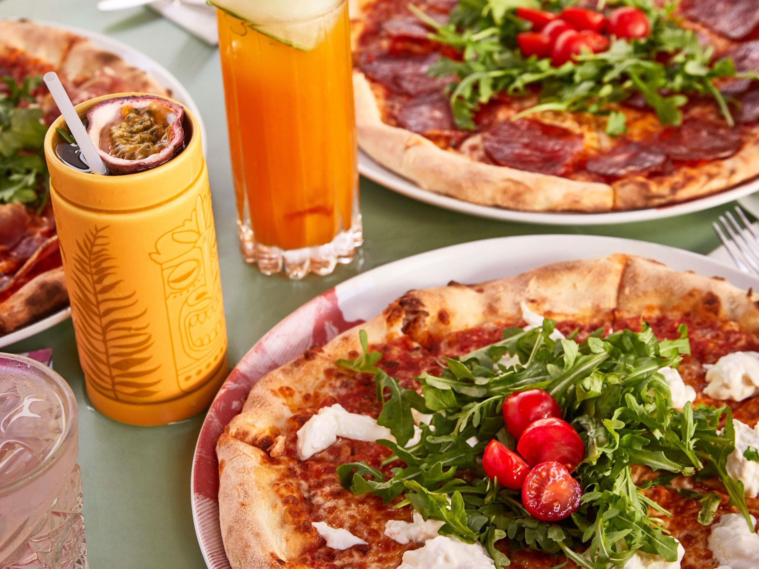 Una comida con pizza, una bebida y un postre.