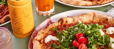 Una comida con pizza, una bebida y un postre.